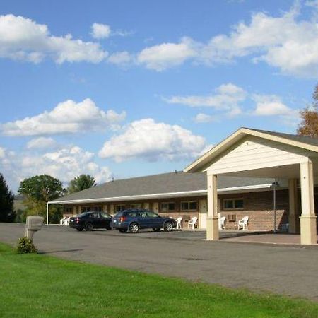 Red Carpet Inn On The Lake - Oneonta Bagian luar foto