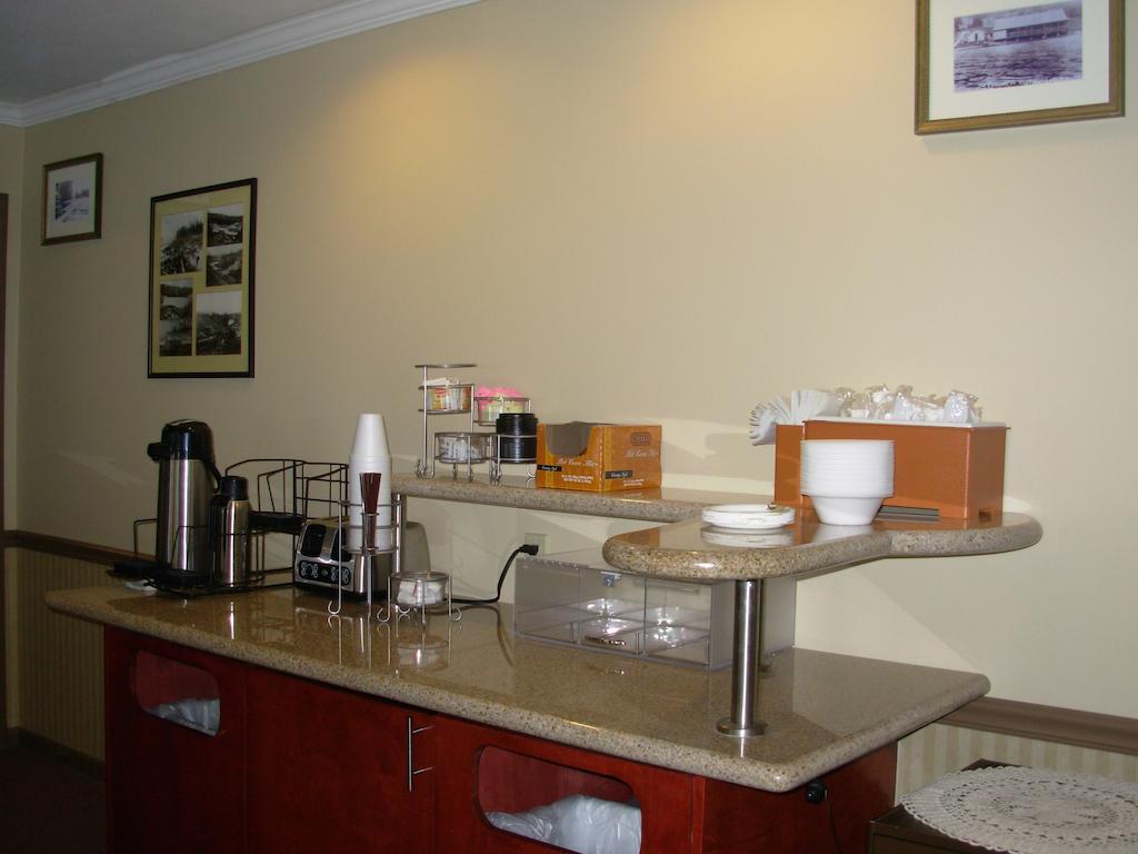 Red Carpet Inn On The Lake - Oneonta Bagian luar foto