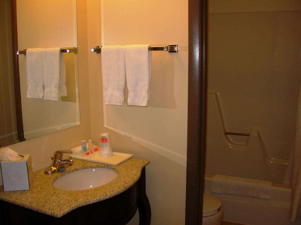 Red Carpet Inn On The Lake - Oneonta Bagian luar foto
