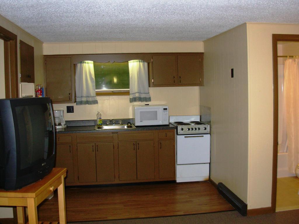 Red Carpet Inn On The Lake - Oneonta Bagian luar foto