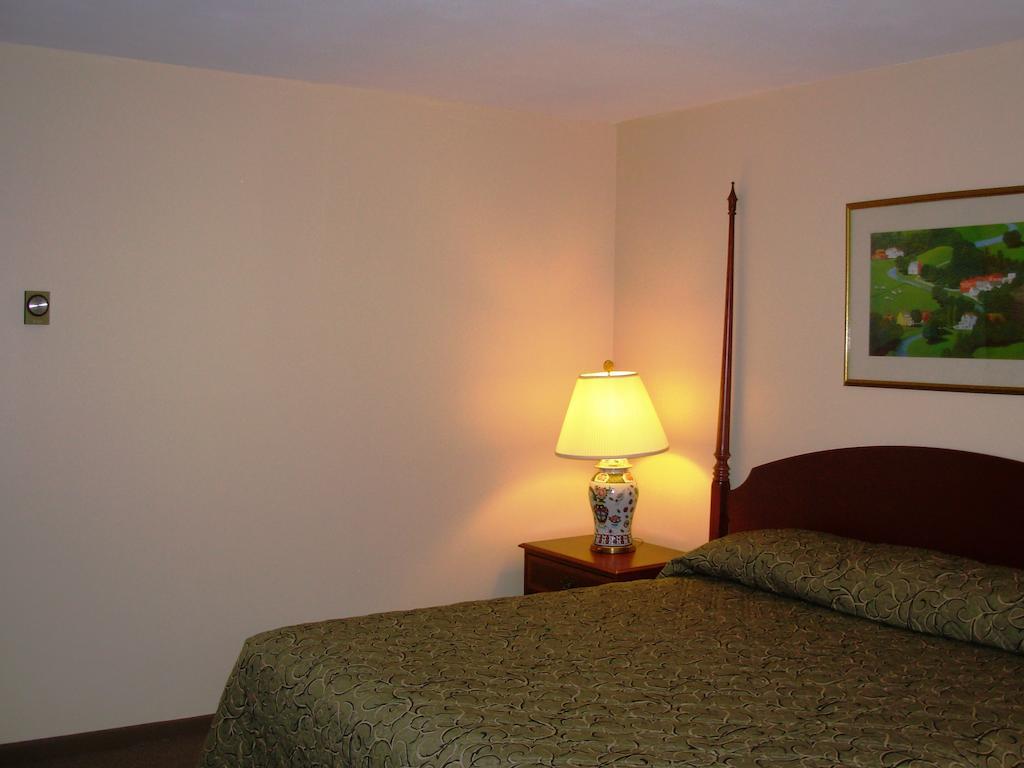 Red Carpet Inn On The Lake - Oneonta Bagian luar foto