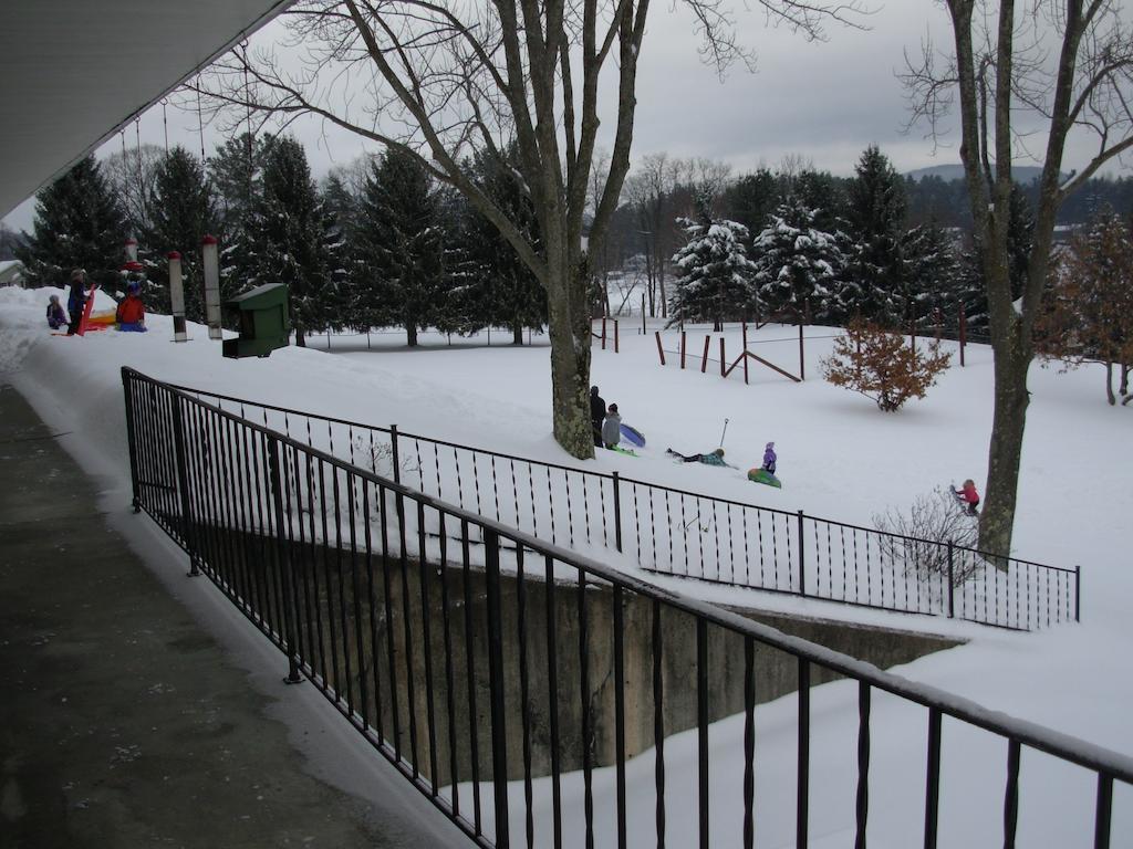 Red Carpet Inn On The Lake - Oneonta Bagian luar foto